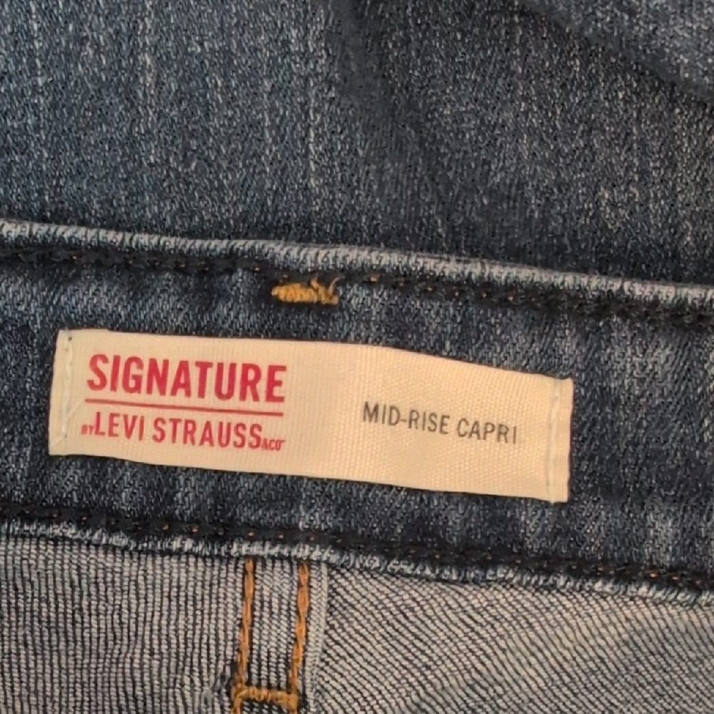 Signature by Levi Strauss Dark Wash Mid Rise Capri Jeans 8 29W -623AB - Picture 4 of 5